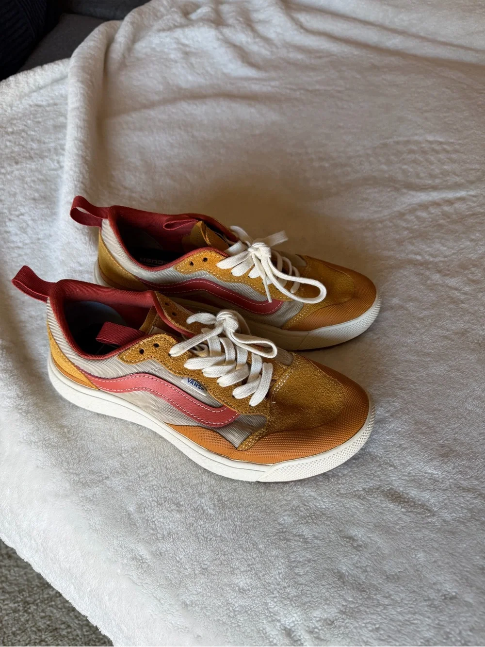 Vans Ultrarange Shoe in Mustard and Coral W8 M6.5